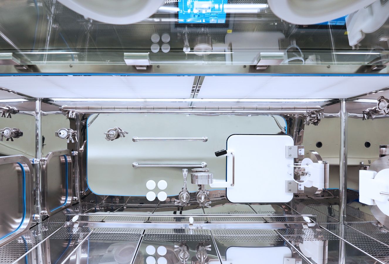 HOLOMÝ s.r.o. - TIMOTEC Delivers Cell Culture Isolator with Integrated Incubator to Masaryk University