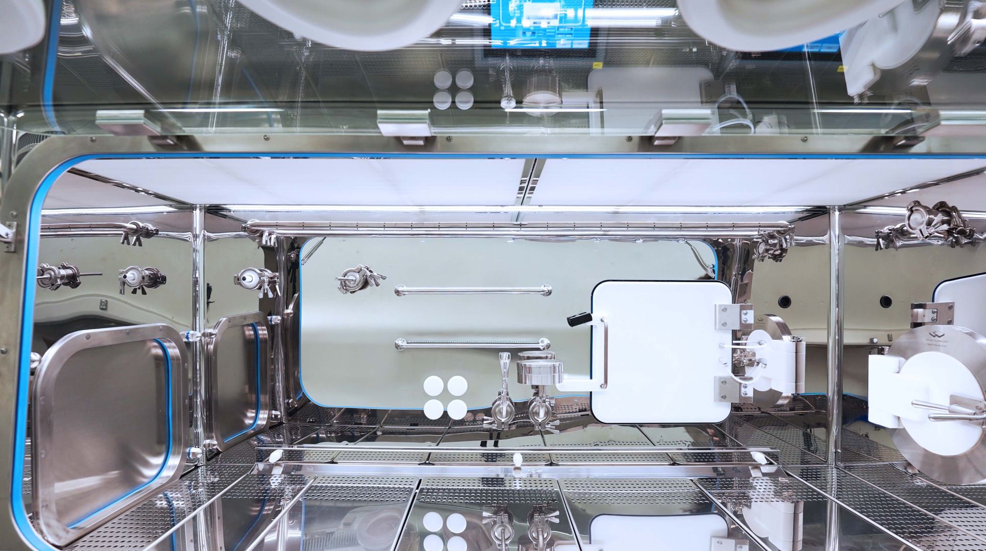 Isolator with Integrated Incubator